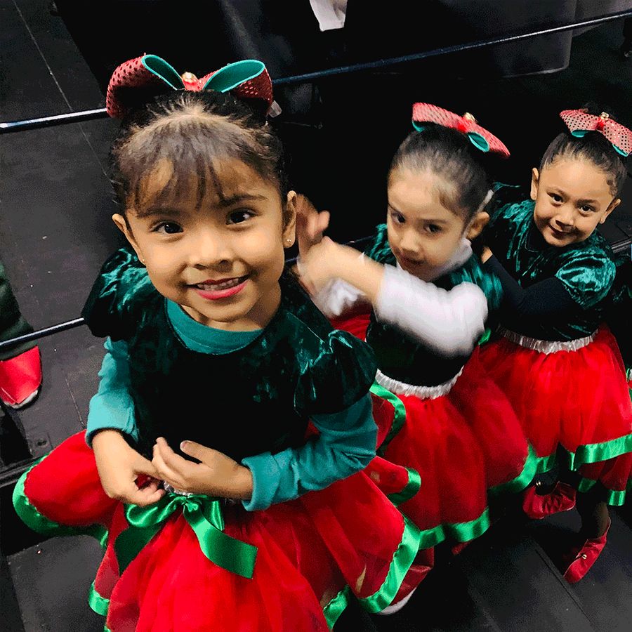 Alumnas vestidas para el festival de Navidad