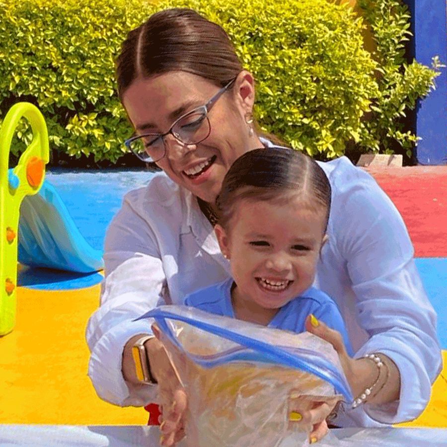 Maestra jugando con una alumna en el patio