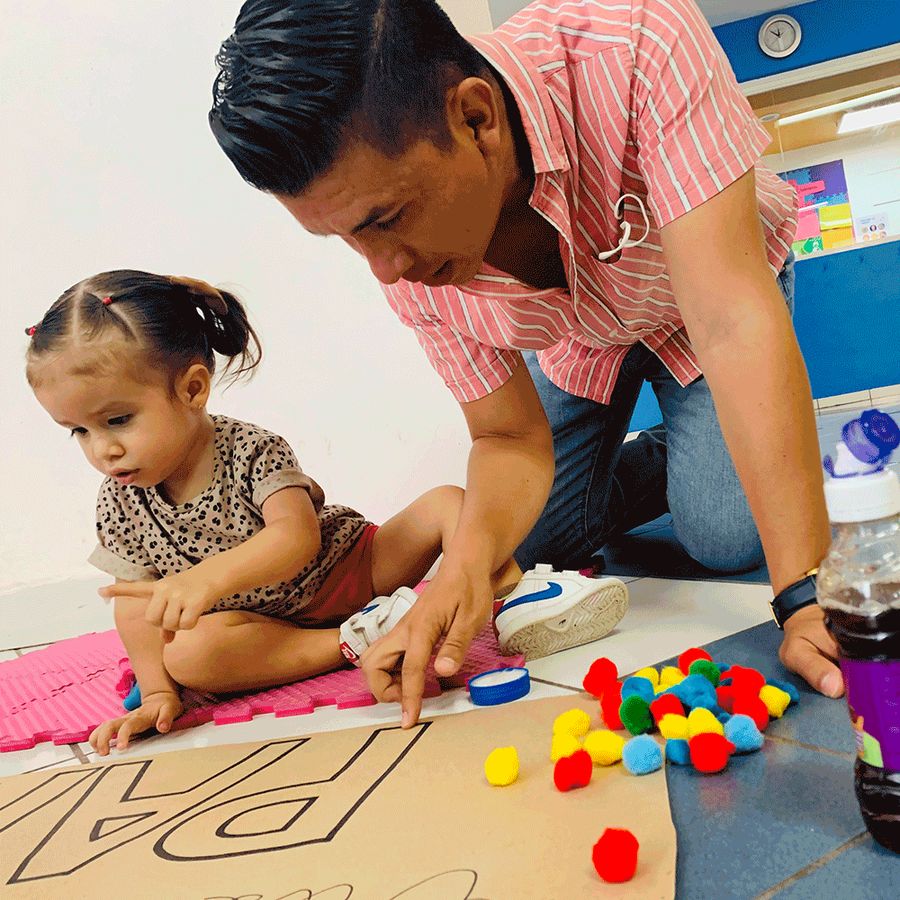 Maestro trabajando con una niña de maternal