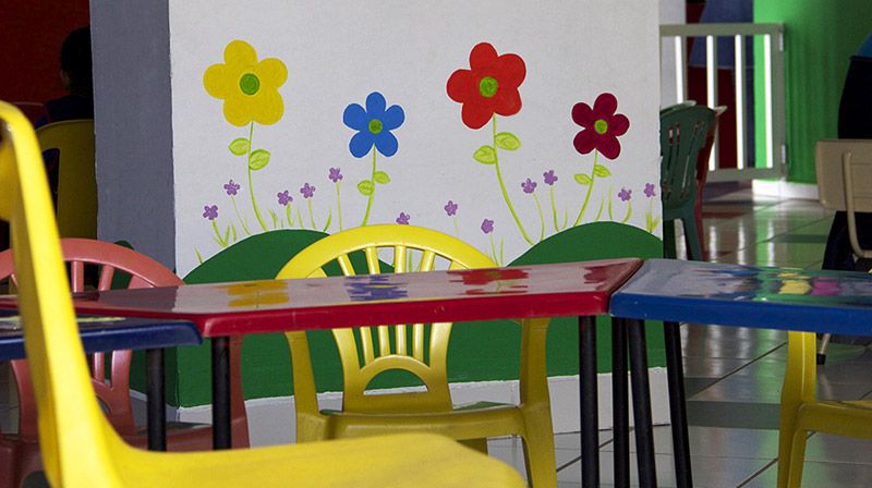 Comedor de Guardería Pasitos con mesas y sillas de colores