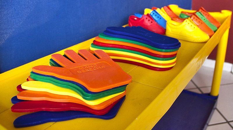 Material didáctico de colores en una sala