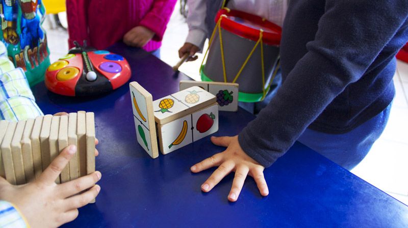 Bebé jugando con cubos de estimulación